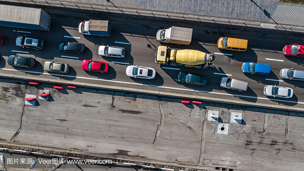 空中俯视图道路汽车交通堵塞的许多汽车从上面,封锁和道路维修,城市交通概念